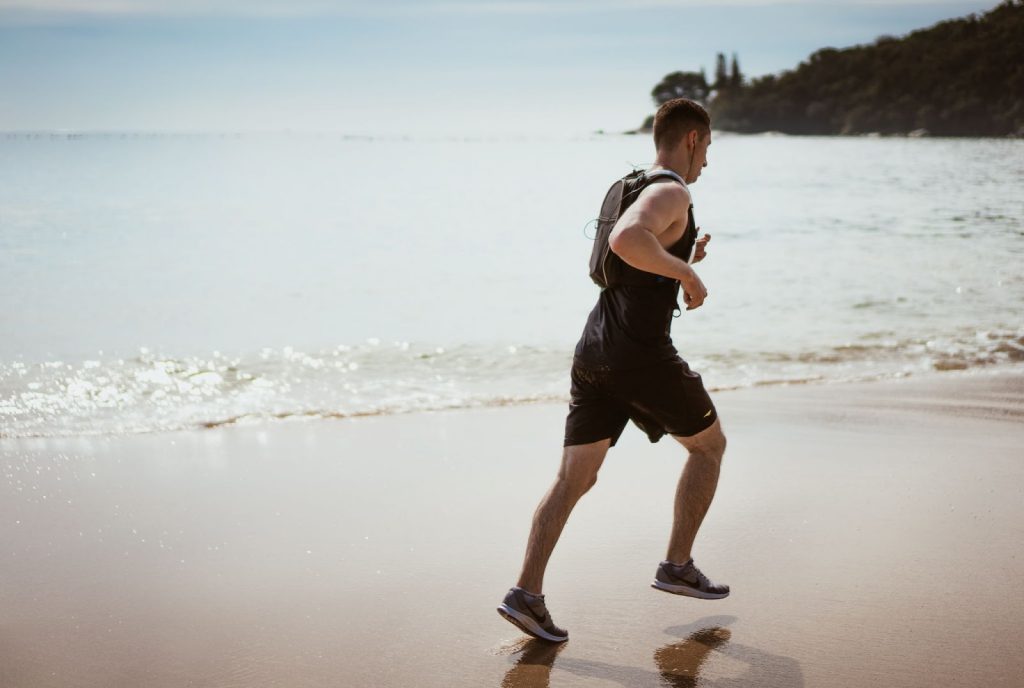 Correr en la playa: ¿Es bueno o malo para la espalda?